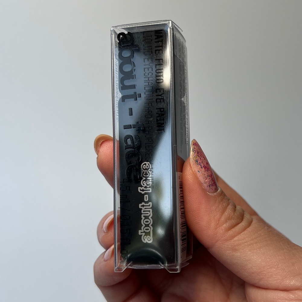 About Face Matte Fluid Eye Paint (Art of Darkness)